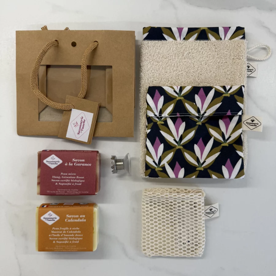pochette cadeau savon saponifié à froid calendula garance gant de toilette fleur bleue complet